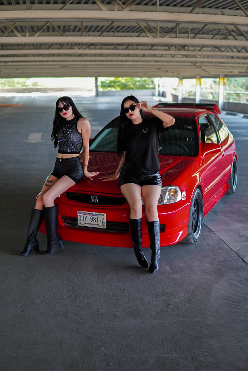 Civic rojo con modelos, garage