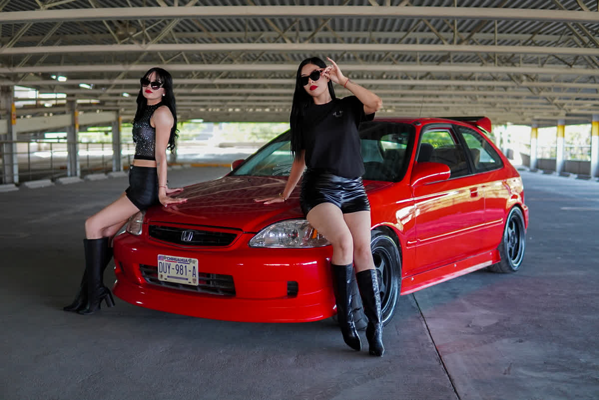 Civic rojo, dos modelos