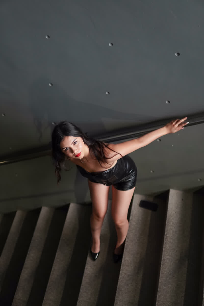 Sesión editorial nocturna en escaleras